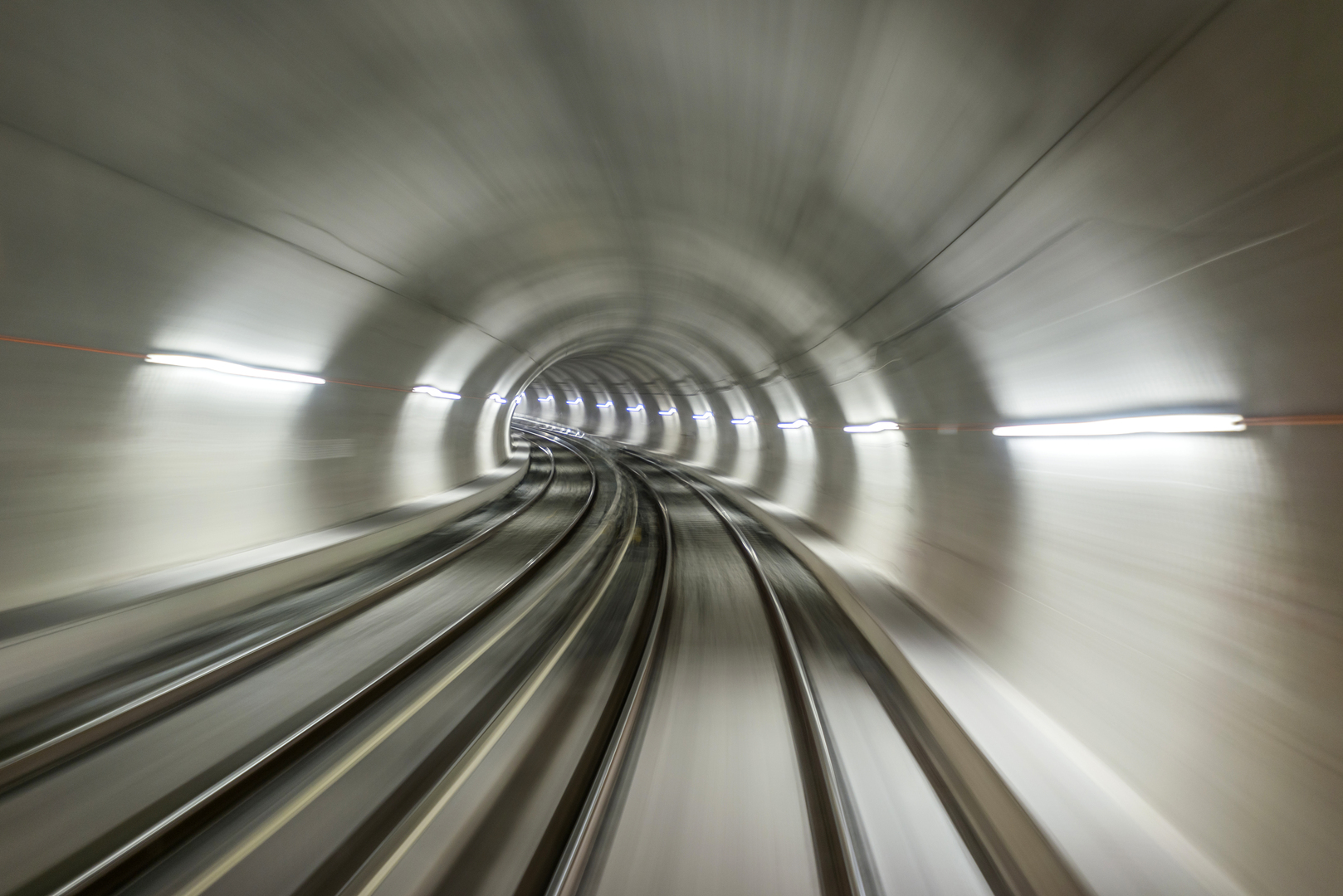 Tunnel in hoher Geschwindigkeit durchfahren - Elmoba Kabelverlegung GmbH in Marl und Chur