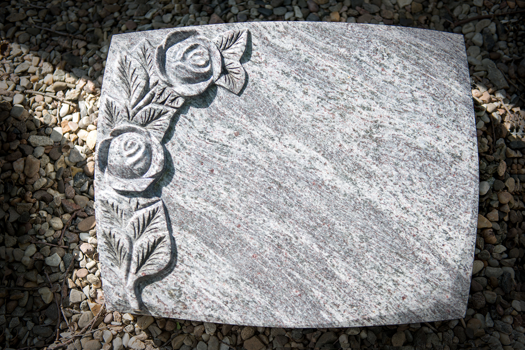 Grabstein mit Rosenverzierung von Braun + Kohler Steinmetz