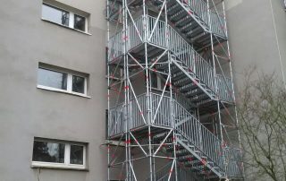 Fluchttreppentürme an der Außenfassade - STEBU Gerüstbau GmbH in Essen